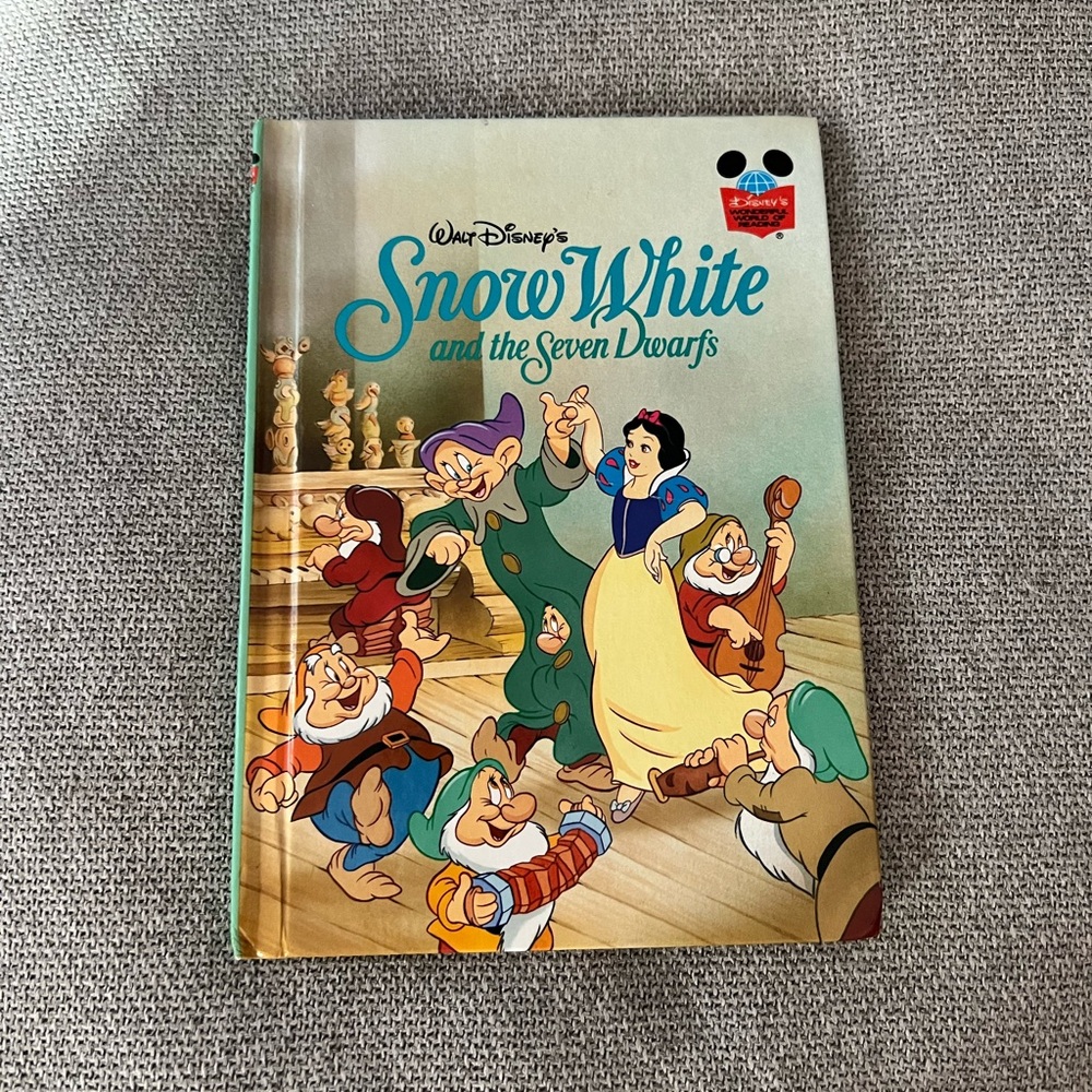 Snow White and the seven dwarfs 📖